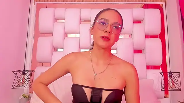 EmmyCruzZ online show from December 4, 2025, 7:00 pm