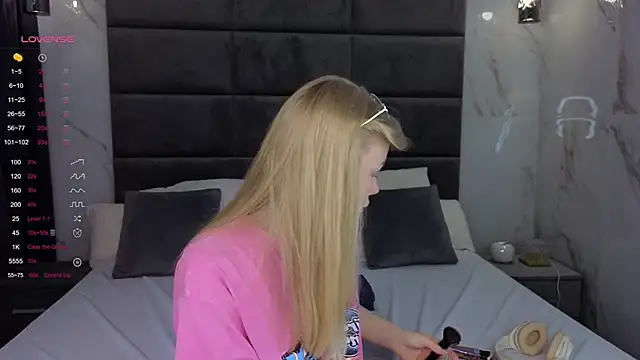 Sarra Cooper online show from March 12, 2025, 1:14 am