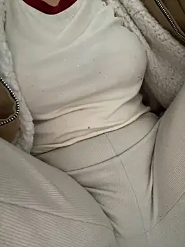 Milk Mom99 online show from November 13, 2025, 2:32 am