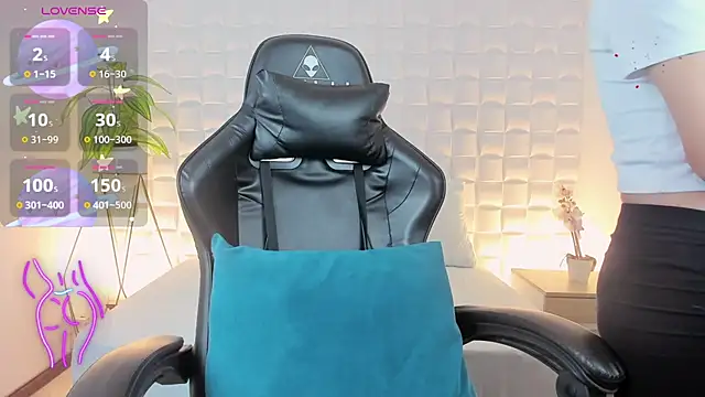 yadira furlan  online show from January 21, 2025, 7:28 pm