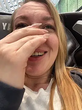 Snapshot of Sweet___Emily chatting on October 4, 2025, 1:20 pm Sweet   Emily online show from October 4, 2025, 1:20 pm