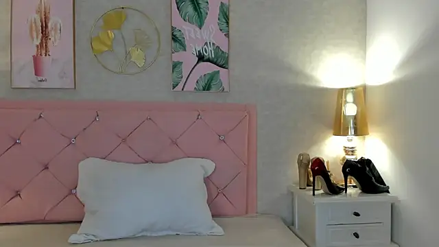 Ginger Violetta  online show from January 14, 2025, 7:43 pm