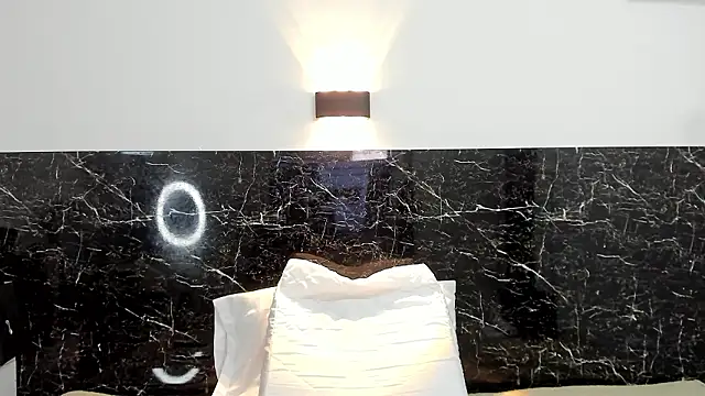 Juliabadlee online show from December 1, 2024, 11:36 pm