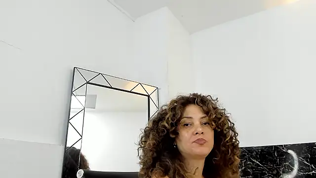 Juliabadlee online show from December 2, 2024, 2:42 am