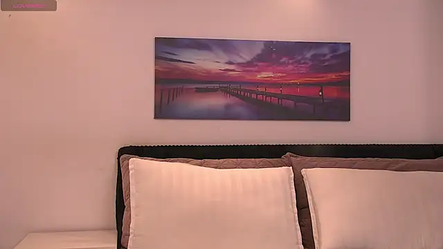 EmaCourtis online show from October 28, 2025, 11:47 am