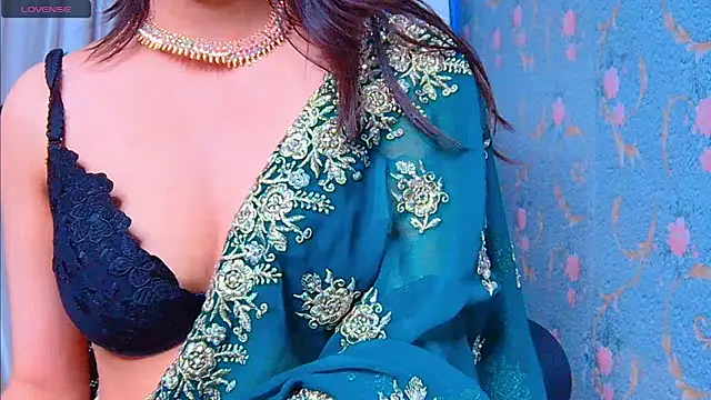 Aashika-Kaur online show from December 17, 2024, 6:13 am