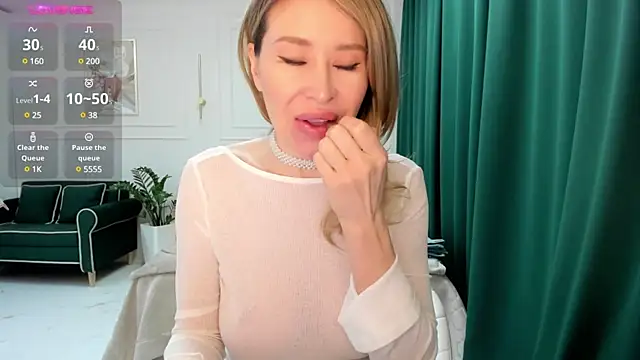 Jolie Ozolla online show from February 12, 2025, 5:26 am