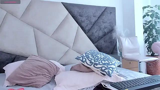 BarbaraKnox  online show from January 13, 2025, 3:04 pm