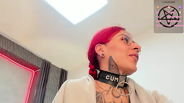 selene red  online show from February 7, 2025, 9:04 pm