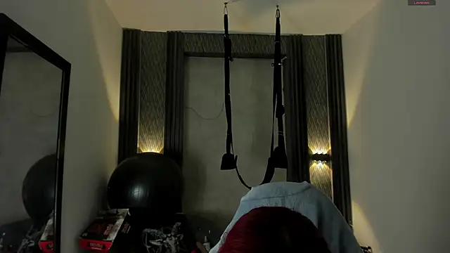 selene red  online show from October 7, 2025, 1:52 pm