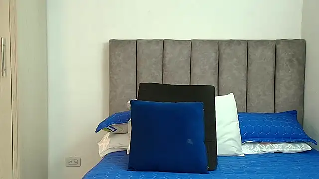 karina lewis  online show from November 6, 2025, 3:51 am