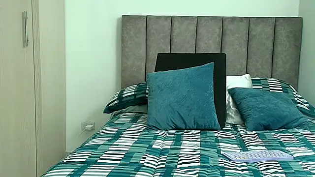 karina lewis  online show from February 20, 2026, 4:42 am