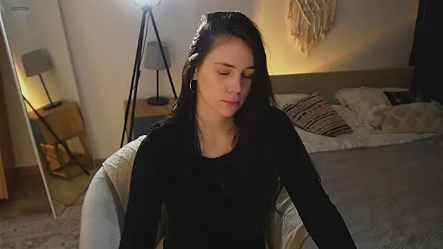 jennetdoll online show from October 21, 2025, 1:23 pm