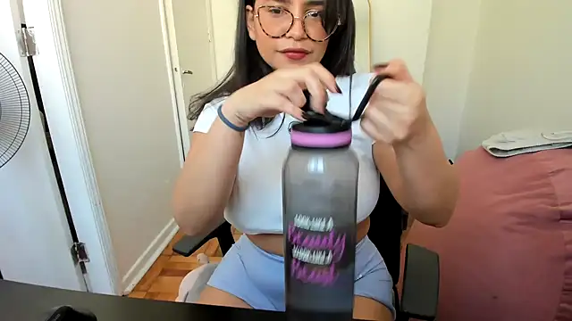 cinnamon rosa online show from February 5, 2025, 9:18 pm