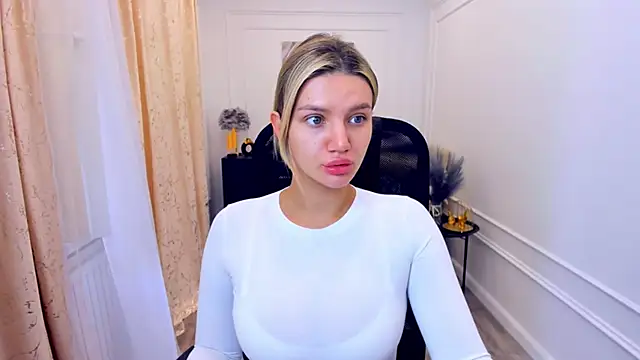 SelenaeMoore online show from June 5, 2026, 6:52 am