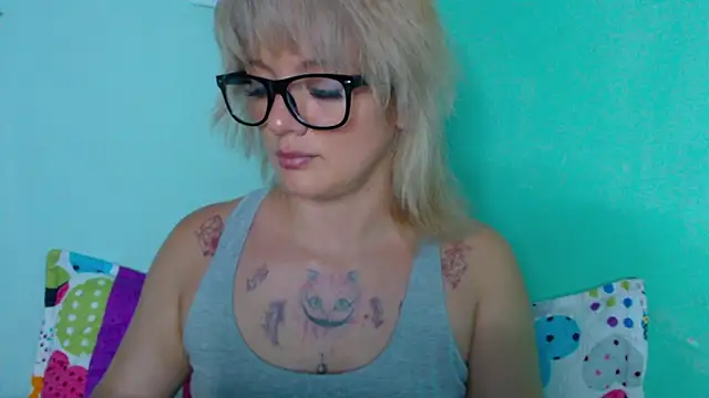 Snapshot of kitten_sweet chatting on February 4, 2025, 11:06 pm kitten sweet online show from February 4, 2025, 11:06 pm