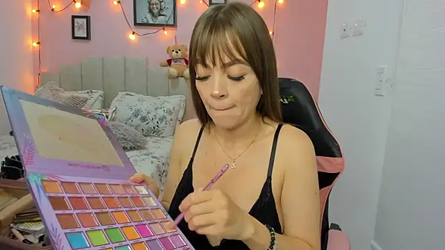 Snapshot of emilyharrix chatting on October 25, 2025, 4:46 pm emilyharrix online show from October 25, 2025, 4:46 pm