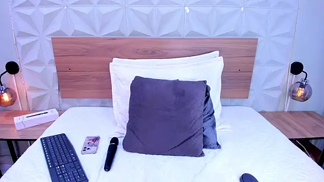 Stacey white  online show from November 24, 2025, 8:19 pm