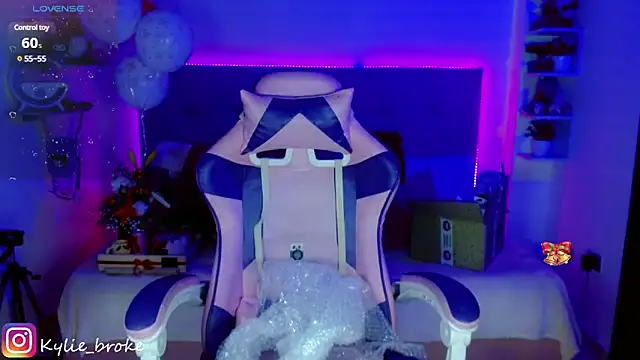 Snapshot of Kylie_brokee chatting on December 21, 2024, 12:09 am Kylie brokee online show from December 21, 2024, 12:09 am