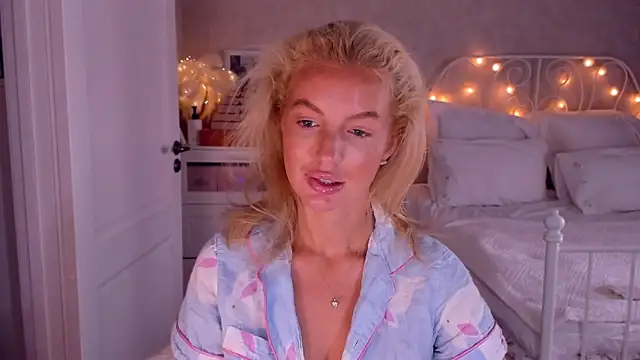 aestetick online show from December 14, 2025, 6:52 am