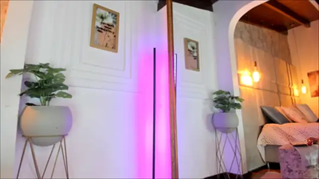 AlessiaLondon online show from February 7, 2025, 6:45 am