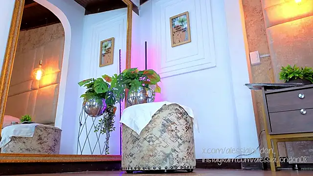 AlessiaLondon online show from October 25, 2025, 3:58 am