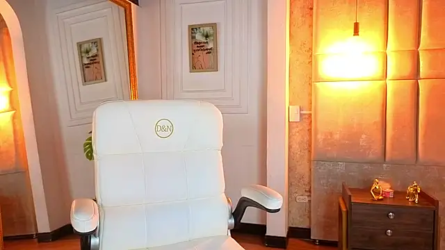Snapshot of AlessiaLondon chatting on April 27, 2026, 10:13 am AlessiaLondon online show from April 27, 2026, 10:13 am
