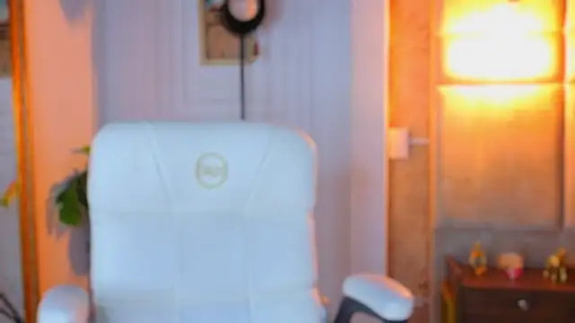 Snapshot of AlessiaLondon chatting on May 4, 2026, 10:22 am AlessiaLondon online show from May 4, 2026, 10:22 am