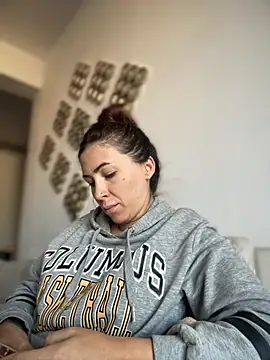 RaquelleDevon online show from October 27, 2025, 2:10 pm