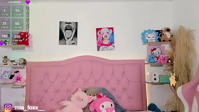 Mia foxx  online show from November 13, 2025, 9:03 pm