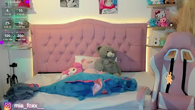 Mia foxx  online show from November 20, 2025, 9:03 pm