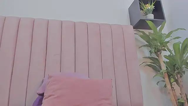 camila  herrera online show from February 26, 2025, 9:21 am