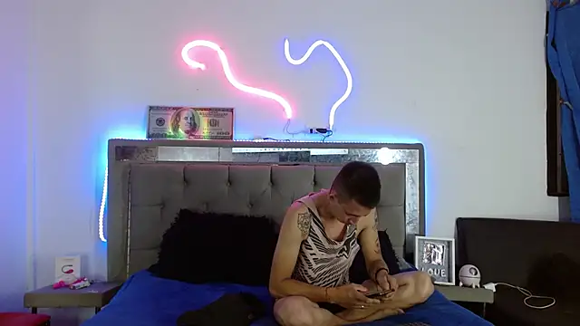 parejacaliente20154 online show from February 5, 2025, 1:11 pm