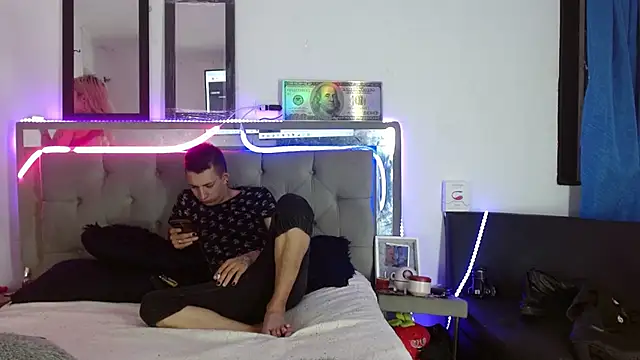 parejacaliente20154 online show from February 13, 2025, 11:06 am