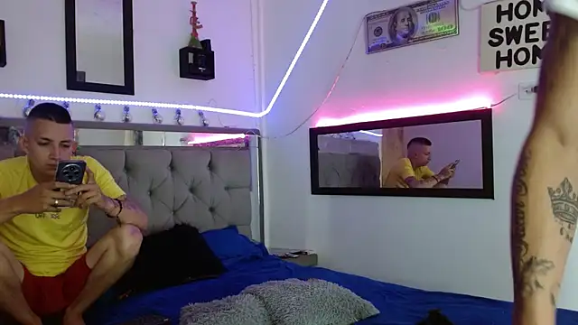 parejacaliente20154 online show from February 22, 2025, 12:08 pm