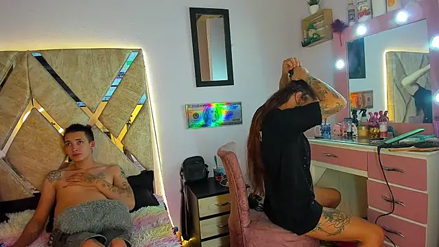 parejacaliente20154 online show from October 22, 2025, 11:37 pm