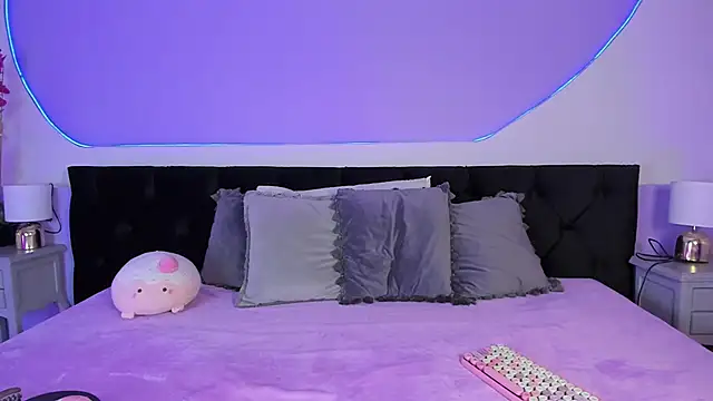 Julieta Cortes   online show from September 29, 2025, 7:40 pm