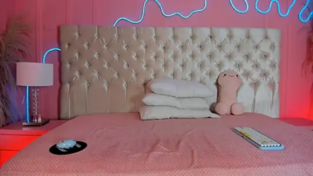 Julieta Cortes   online show from February 16, 2026, 12:12 pm