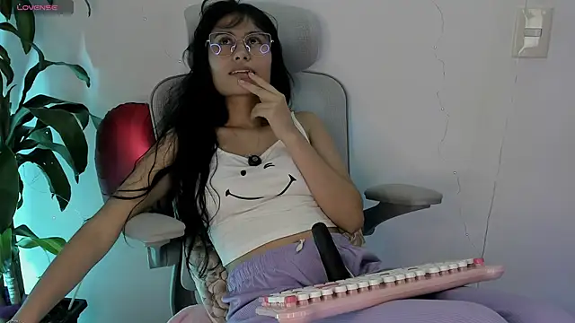 NayeCloud online show from April 11, 2026, 4:28 am