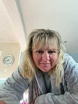 chloefeel online show from June 10, 2026, 6:45 am