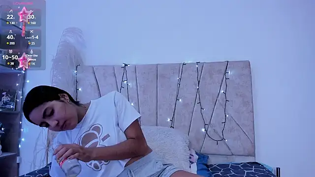 Snapshot of Kaela18 chatting on December 17, 2024, 12:54 pm Kaela18 online show from December 17, 2024, 12:54 pm