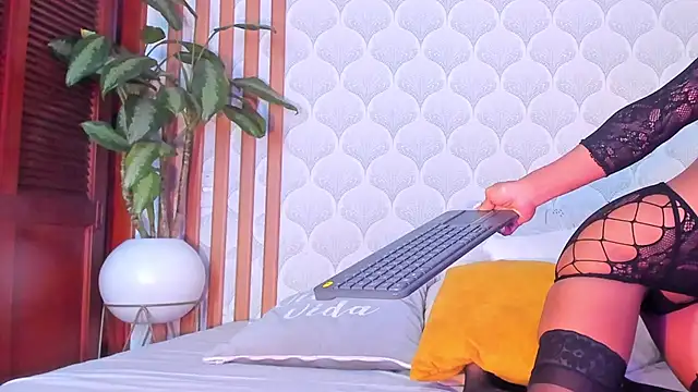 PamelaReall online show from December 28, 2024, 11:05 pm