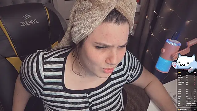 Snapshot of Diasporaaa chatting on January 2, 2025, 11:27 pm Diasporaaa online show from January 2, 2025, 11:27 pm