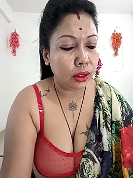 Snapshot of YOUR_LOVELY-40 chatting on October 30, 2025, 4:25 am YOUR LOVELY-40 online show from October 30, 2025, 4:25 am