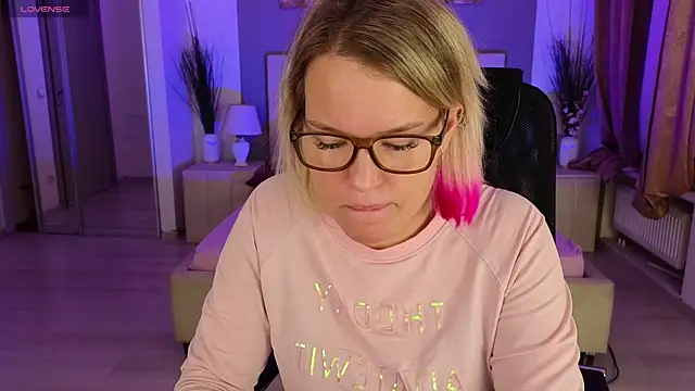 Snapshot of EVAshinyGIRL chatting on December 16, 2024, 7:37 am EVAshinyGIRL online show from December 16, 2024, 7:37 am