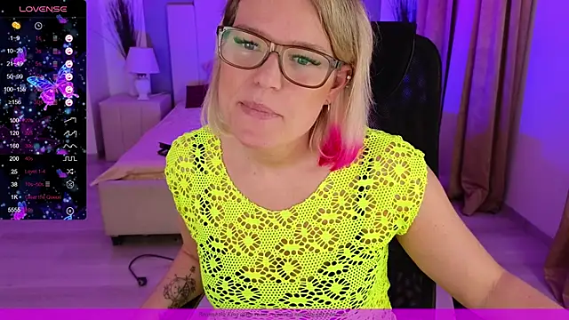 Snapshot of EVAshinyGIRL chatting on December 20, 2024, 10:49 am EVAshinyGIRL online show from December 20, 2024, 10:49 am