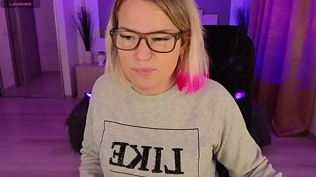 Snapshot of EVAshinyGIRL chatting on January 4, 2025, 7:55 am EVAshinyGIRL online show from January 4, 2025, 7:55 am