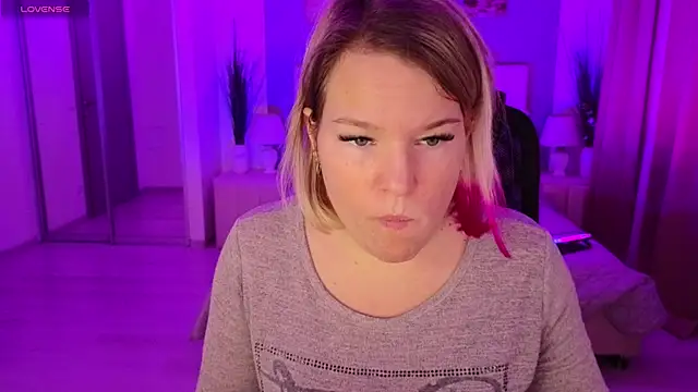 Snapshot of EVAshinyGIRL chatting on January 27, 2025, 7:45 am EVAshinyGIRL online show from January 27, 2025, 7:45 am