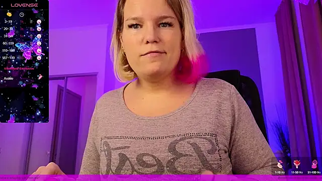 Snapshot of EVAshinyGIRL chatting on January 30, 2025, 4:45 pm EVAshinyGIRL online show from January 30, 2025, 4:45 pm