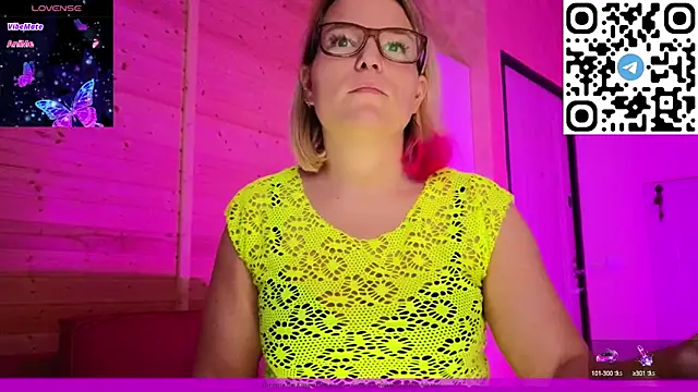 Snapshot of EVAshinyGIRL chatting on February 13, 2025, 11:39 am EVAshinyGIRL online show from February 13, 2025, 11:39 am